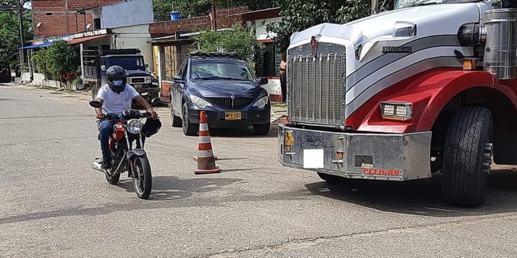 Comunidad de San Luis pide la reubicación de chatarrerías por causar taponamiento y daño de las vías