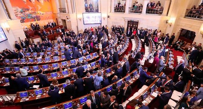 ¿Se tramita en el Congreso una reforma pensional y laboral disfrazada?