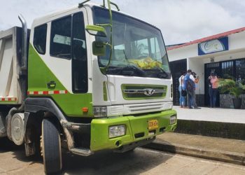 Hombre se encadenó en la entrada de Aseovip para exigir el pago de los salarios