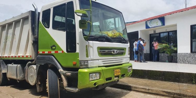 Hombre se encadenó en la entrada de Aseovip para exigir el pago de los salarios