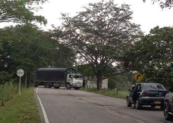 Continúa el ‘calvario’ por bloqueo de la vía en el sector Las Cruces