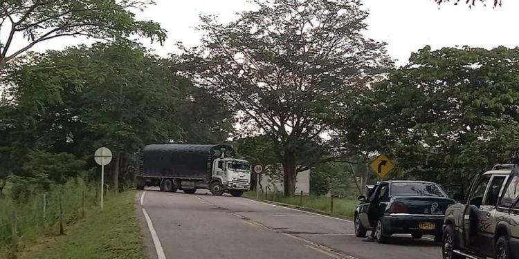 Continúa el ‘calvario’ por bloqueo de la vía en el sector Las Cruces
