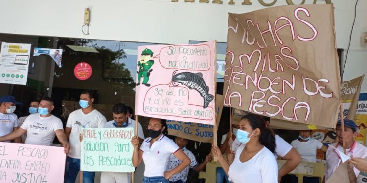 Pescadores y familiares de capturados protestaron ante la Alcaldía y Gobernación de Arauca
