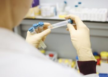 Anuncian investigación por muerte de una persona luego de aplicarse vacuna de refuerzo contra el covid-19