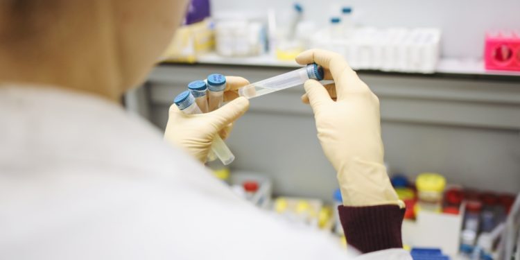 Anuncian investigación por muerte de una persona luego de aplicarse vacuna de refuerzo contra el covid-19