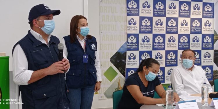 Más de 170 familias han salido desplazadas tras enfrentamientos entre guerrillas en Arauca: Carlos Camargo