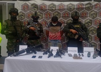 Autoridades incautaron un vehículo cargado de armamento de largo y corto alcance