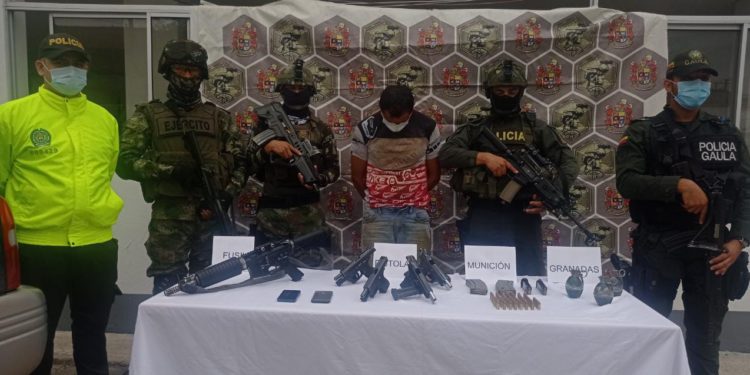 Autoridades incautaron un vehículo cargado de armamento de largo y corto alcance