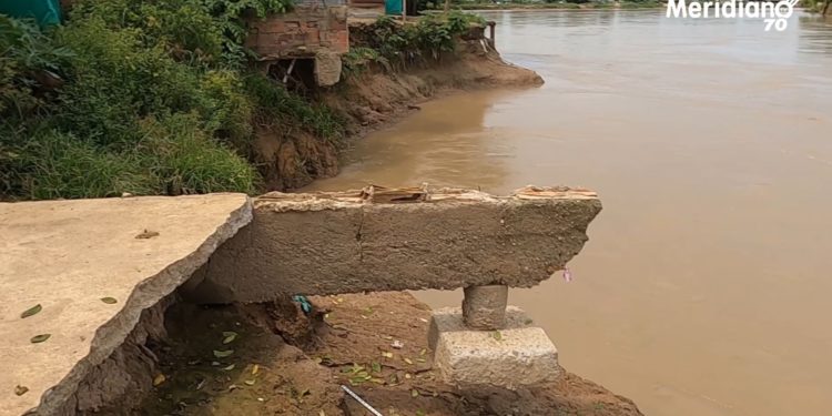 Algunas viviendas del barrio Miramar a punto de ser arrastradas por el río Arauca