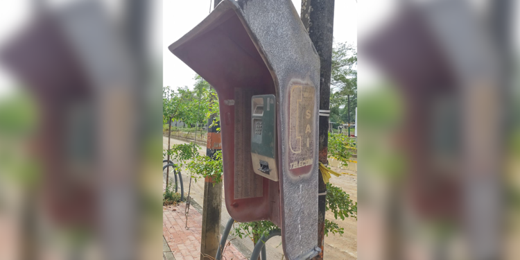 El teléfono monedero que se aferra a un poste en el barrio Pedro Nel Jiménez de Arauca