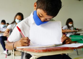 En escuelas, colegios y universidades no será obligatorio el uso del tapabocas a partir del 15 de mayo