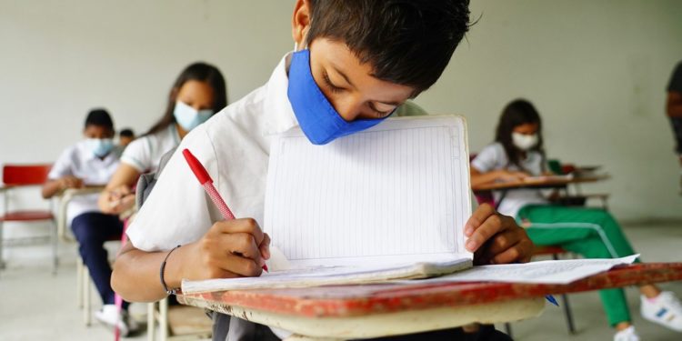 En escuelas, colegios y universidades no será obligatorio el uso del tapabocas a partir del 15 de mayo
