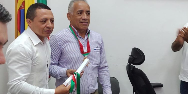El maestro del arpa Nelson Acevedo, recibe la medalla «Arauca, Puerta de la Libertad»