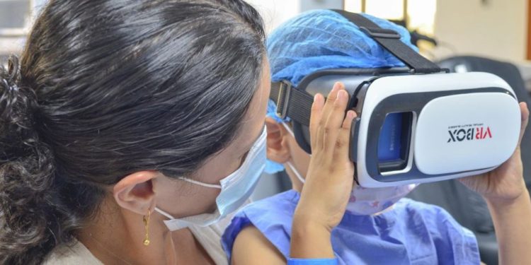 FCV implementa gafas de realidad virtual para reducir ansiedad en niños que requieren cirugía