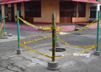 CUIDADO: Con guadua, tubos PVC y cinta señalizan obras de cambio de tapas de alcantarillado en Arauca