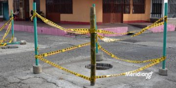 CUIDADO: Con guadua, tubos PVC y cinta señalizan obras de cambio de tapas de alcantarillado en Arauca