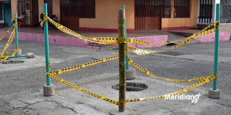 CUIDADO: Con guadua, tubos PVC y cinta señalizan obras de cambio de tapas de alcantarillado en Arauca
