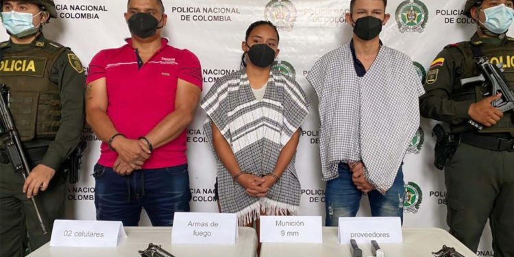 Dos hombres y una mujer fueron capturados por portar armas de fuego