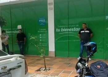 Familiares de una abuela de 91 años se encadenaron a la entrada de Coosalud EPS