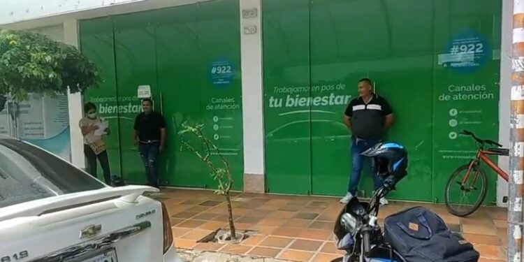 Familiares de una abuela de 91 años se encadenaron a la entrada de Coosalud EPS