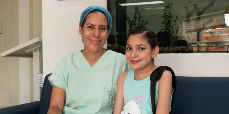 Cirujana colombiana es la primera mujer en implantar un corazón artificial en Latinoamérica