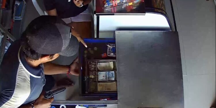 VÍDEO: Ladrón con pistola robó tienda en barrio de Arauca