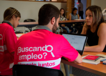 La Comisión Nacional del Servicio Civil – CNSC ofrece cerca de 3.500 vacantes en 11 entidades