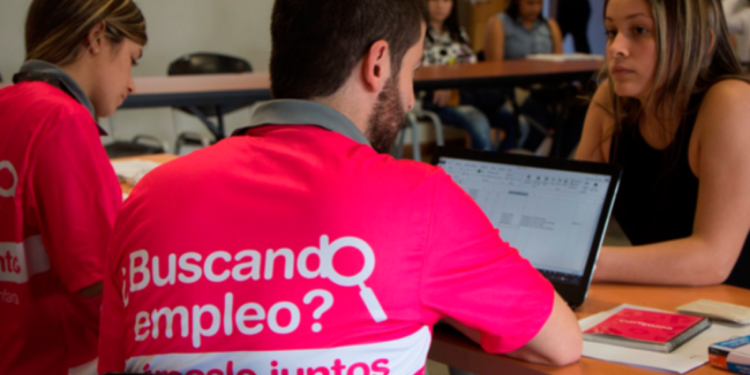 La Comisión Nacional del Servicio Civil – CNSC ofrece cerca de 3.500 vacantes en 11 entidades