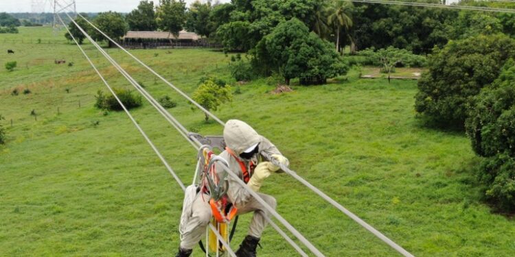 Terreno inestable podría afectar línea de transmisión en el Oriente del País