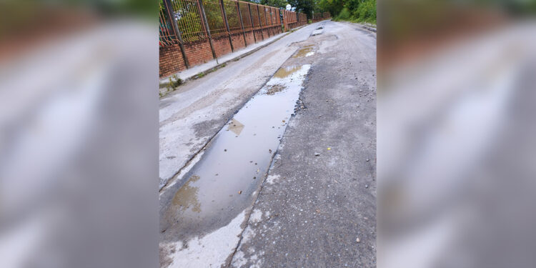 Arauca: Mujer casi pierde la vida al caer en un hueco
