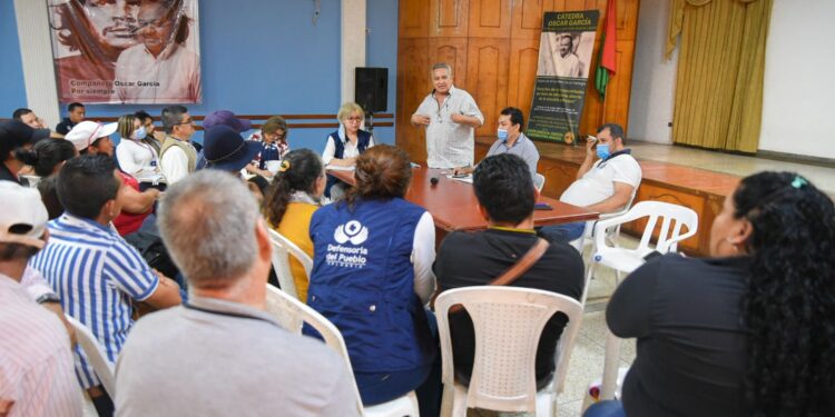 En reunión con docentes y autoridades se analizó situación de amenazas de 13 educadores de la región araucana
