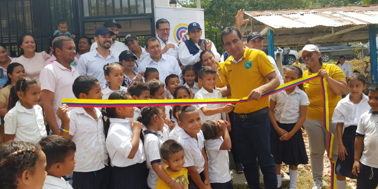 SierraCol Energy entregó un aula de clases nueva en escuela de la vereda Sinaí