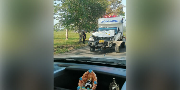 Ambulancia chocó contra un toro en La Esmeralda, Arauquita