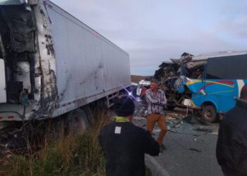 Cinco muertos y 21 heridos deja grave accidente de tránsito entre un bus y una tractomula