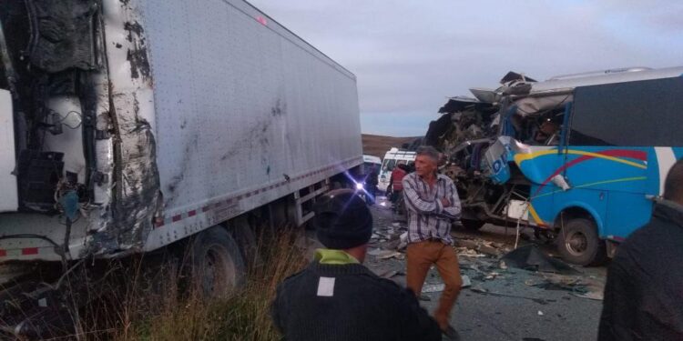 Cinco muertos y 21 heridos deja grave accidente de tránsito entre un bus y una tractomula