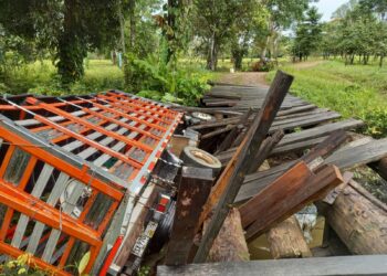 Chofer salió ileso luego de que su vehículo cayera en un caño en el municipio de Tame