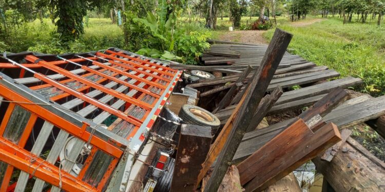 Chofer salió ileso luego de que su vehículo cayera en un caño en el municipio de Tame