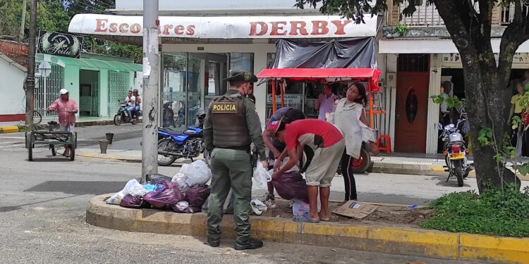 Policía ambiental desarrolla controles en el sector comercio para evitar contaminación