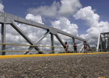Comenzaron los trabajos de parcheo técnico desde el puente internacional José Antonio Páez hacia Tame