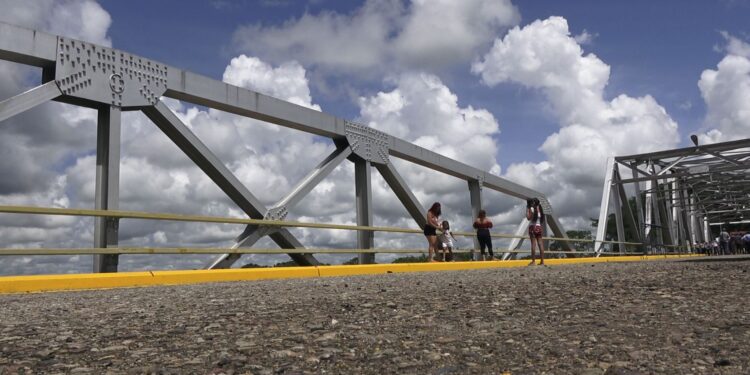 Comenzaron los trabajos de parcheo técnico desde el puente internacional José Antonio Páez hacia Tame