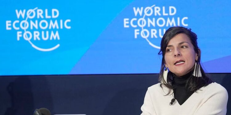 Ministra de Minas anunció que no se firmarán nuevos contratos de exploración de gas y petróleo