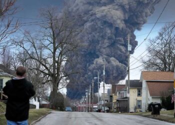 Esto es lo que se conoce sobre el derrame tóxico luego de que un tren se descarrilara en Ohio