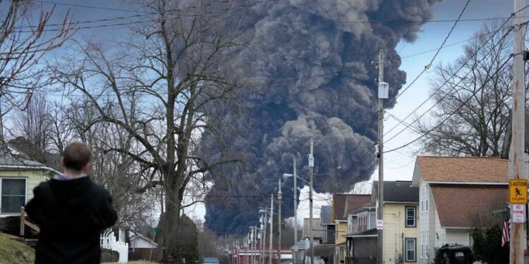 Esto es lo que se conoce sobre el derrame tóxico luego de que un tren se descarrilara en Ohio