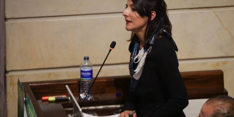 Ministra Irene Vélez se salva de segunda moción de censura