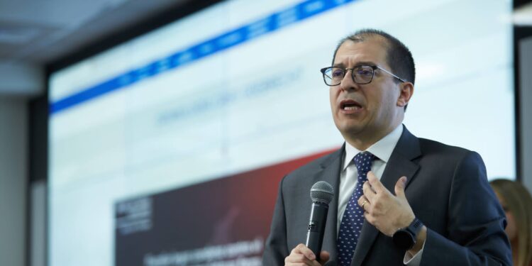 Fiscal conversa con partidos para exponer alertas sobre leyes y negociación