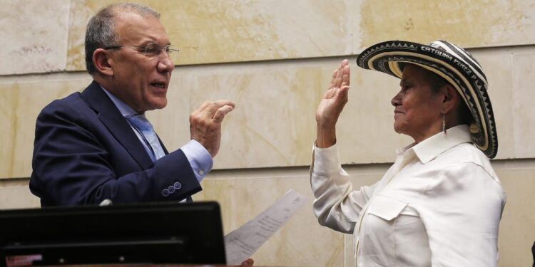 Catalina Pérez asumió curul de senador suspendido