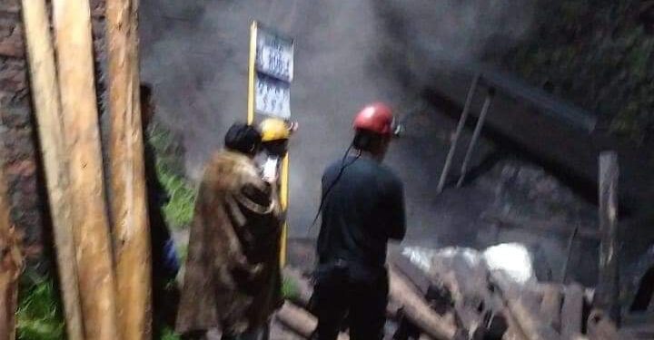 Mineros bajo tierra tras explosión en mina de carbón
