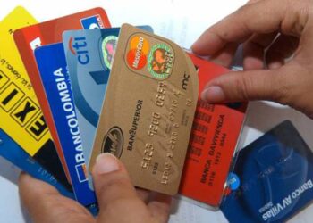 Cuidado con las tarjetas y créditos: tasas de interés subieron 25 puntos