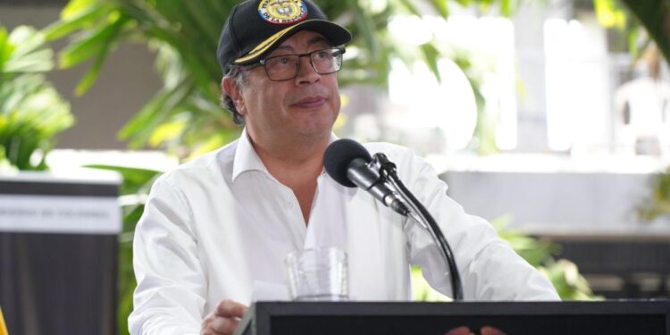 Petro propone pagar con bonos la indemnización a víctimas del conflicto