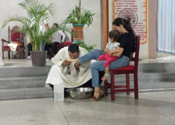 El Padre que realizó lavatorio de los pies solo a mujeres